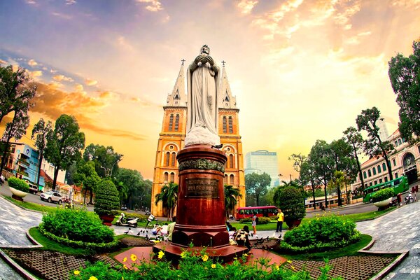 Nhà thờ Đức Bà Sài Gòn - Công Ty TNHH MTV Khám Phá Việt Nam